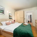 Central Elegant - Anastasia Apartment - By Openhouse